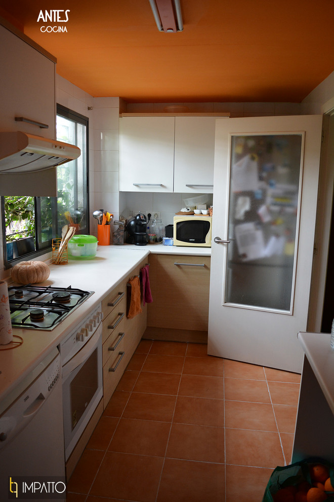 Immagine di una cucina a L design chiusa con ante lisce, ante in legno chiaro, top in cemento, paraspruzzi in legno, elettrodomestici in acciaio inossidabile e pavimento in laminato