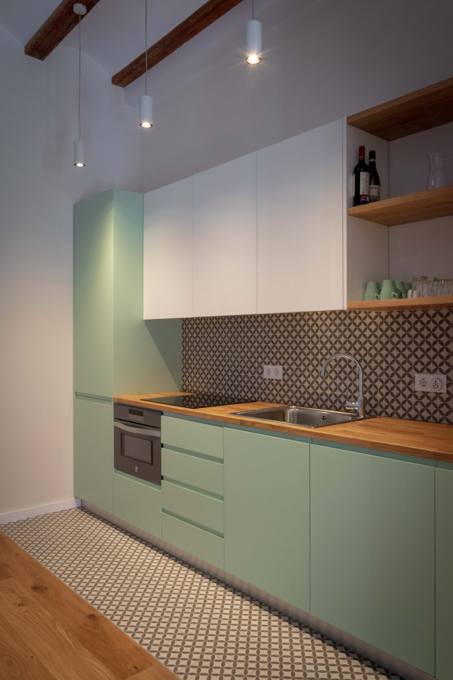Inspiration för ett mellanstort medelhavsstil linjärt kök och matrum, med en enkel diskho, släta luckor, gröna skåp, träbänkskiva och stänkskydd i mosaik