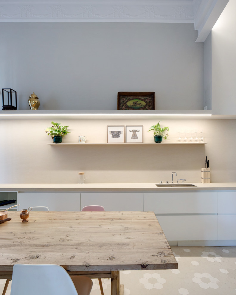 Свежая идея для дизайна: кухня среднего размера в стиле модернизм - отличное фото интерьера