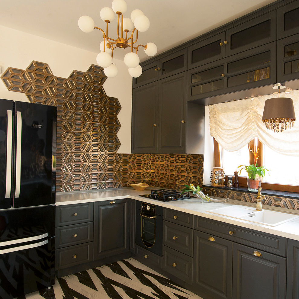 Exemple d'une cuisine chic en L avec un évier 2 bacs, un placard avec porte à panneau surélevé, des portes de placard grises, une crédence métallisée, une crédence en dalle métallique, un électroménager noir, un sol multicolore et un plan de travail blanc.