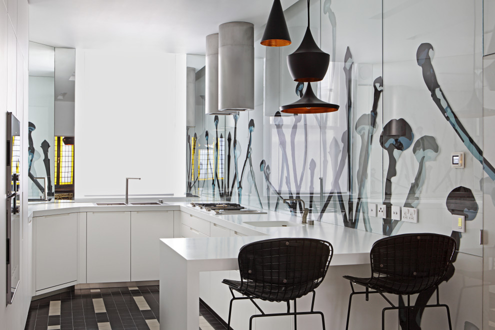 Immagine di una cucina ad U design con lavello a doppia vasca, ante lisce, ante bianche, nessuna isola, pavimento multicolore e top bianco