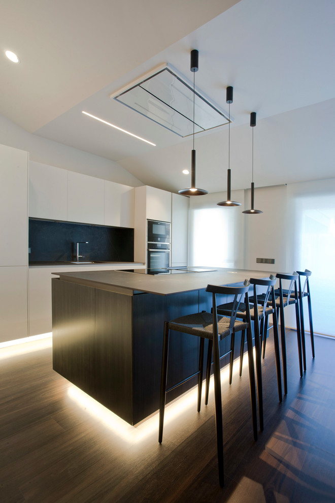Diseño de cocina lineal minimalista grande abierta con armarios con paneles lisos y una isla