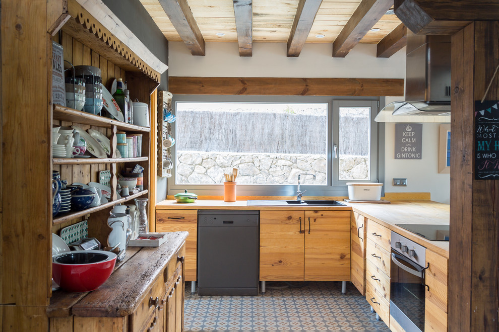 Aménagement d'une cuisine campagne en L et bois brun avec un placard à porte plane, une crédence blanche, un électroménager en acier inoxydable et un sol bleu.