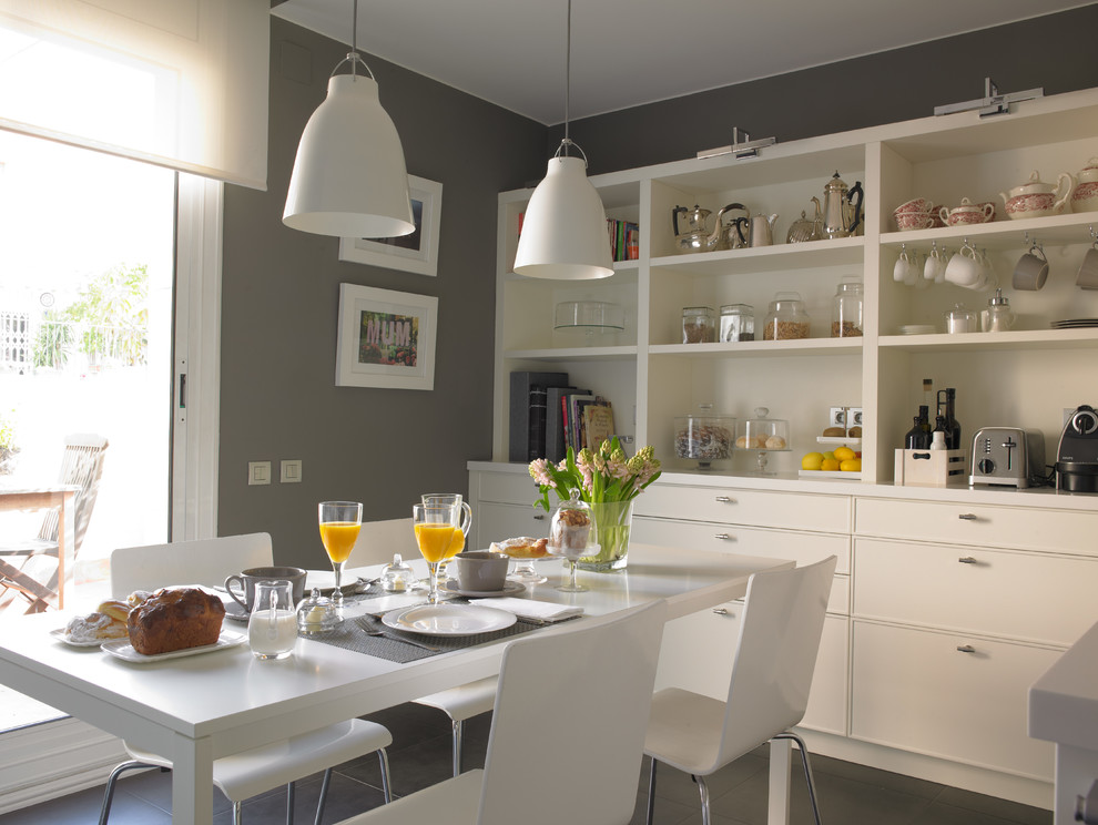 Imagen de cocina comedor actual grande con fregadero integrado, puertas de armario blancas, electrodomésticos de acero inoxidable y península