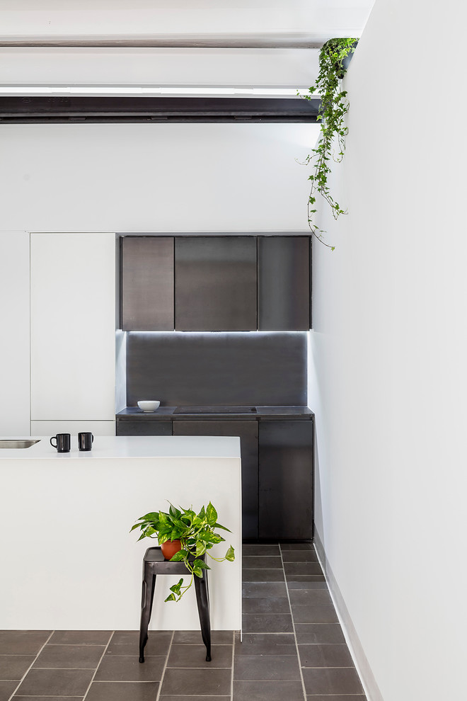 Стильный дизайн: прямая кухня-гостиная среднего размера в современном стиле с одинарной мойкой, плоскими фасадами, черными фасадами, черным фартуком, полом из керамической плитки и островом - последний тренд