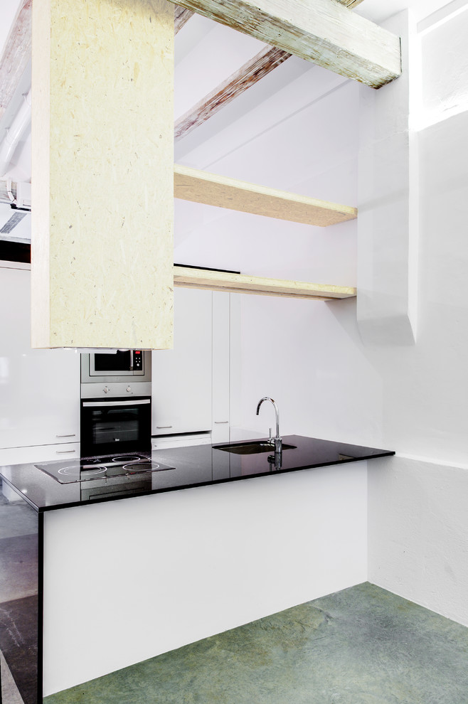 Идея дизайна: параллельная кухня-гостиная среднего размера в стиле лофт с врезной мойкой, плоскими фасадами, белыми фасадами, фартуком цвета металлик и полуостровом