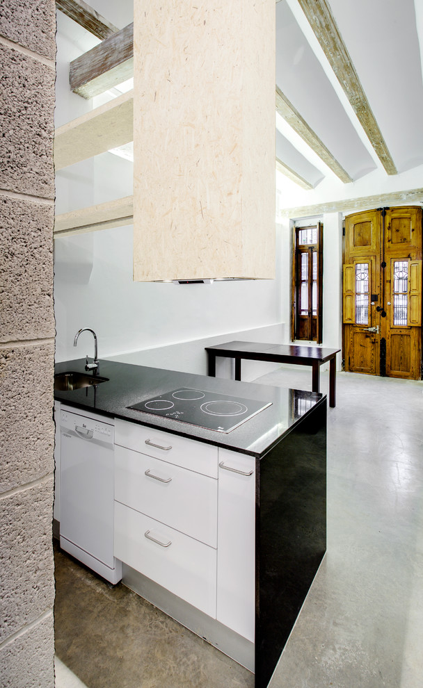 Cette photo montre une cuisine ouverte parallèle industrielle de taille moyenne avec un évier encastré, un placard à porte plane, des portes de placard blanches, une crédence métallisée et une péninsule.