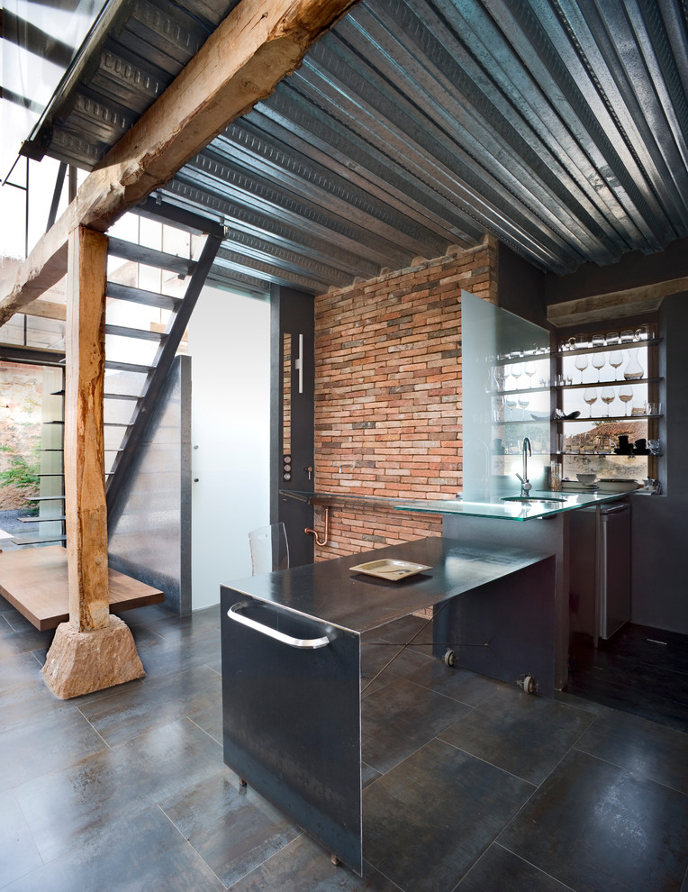 На фото: прямая кухня-гостиная в стиле лофт с врезной мойкой, открытыми фасадами, столешницей из нержавеющей стали, полуостровом и окном с