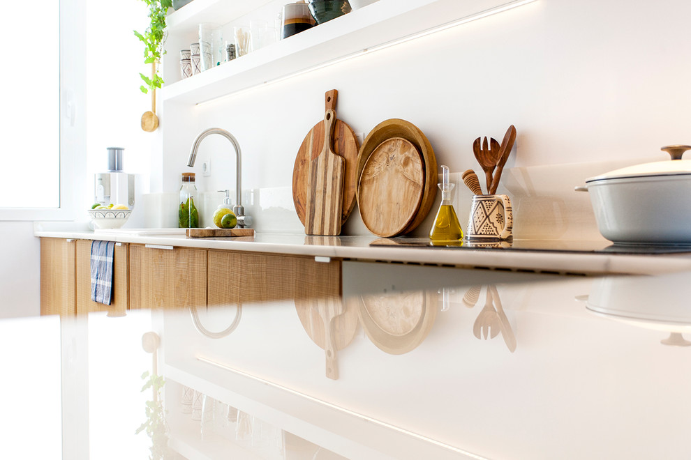 Exemple d'une cuisine ouverte tendance en L et bois brun de taille moyenne avec un évier intégré, un placard sans porte, une crédence blanche, une crédence en marbre, un électroménager de couleur et une péninsule.