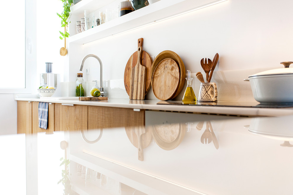 Inspiration for a mid-sized contemporary l-shaped open concept kitchen remodel in Barcelona with an integrated sink, open cabinets, medium tone wood cabinets, white backsplash, marble backsplash, colored appliances and a peninsula