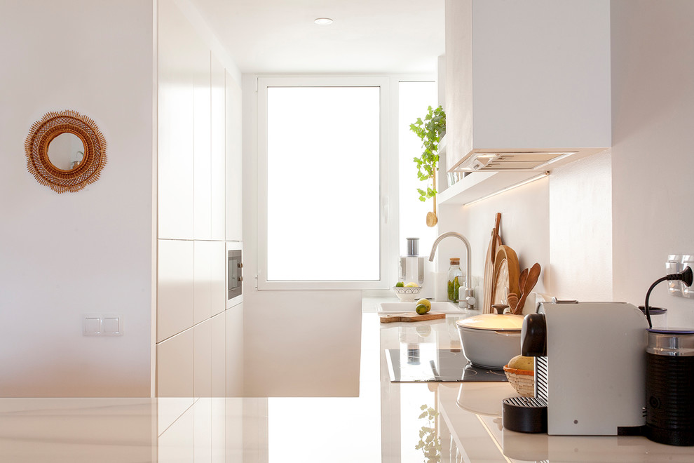 Modern inredning av ett mellanstort kök, med en integrerad diskho, öppna hyllor, skåp i mellenmörkt trä, vitt stänkskydd, stänkskydd i marmor, färgglada vitvaror och en halv köksö