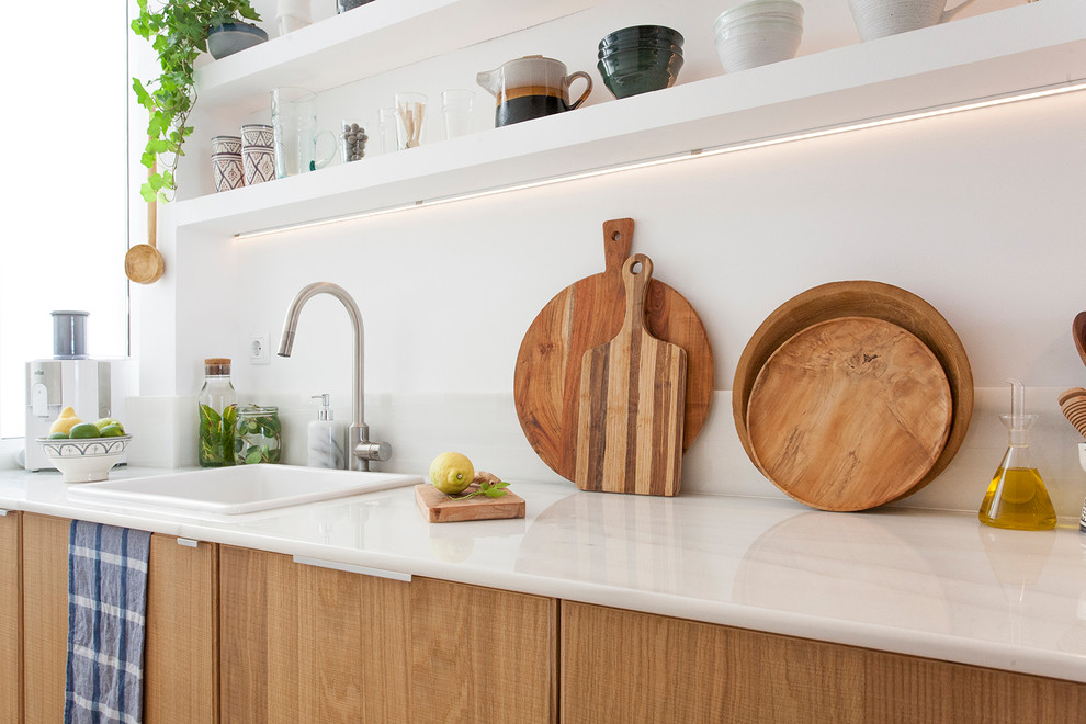 Inspiration for a mid-sized contemporary l-shaped open concept kitchen remodel in Barcelona with an integrated sink, open cabinets, medium tone wood cabinets, white backsplash, marble backsplash, colored appliances and a peninsula