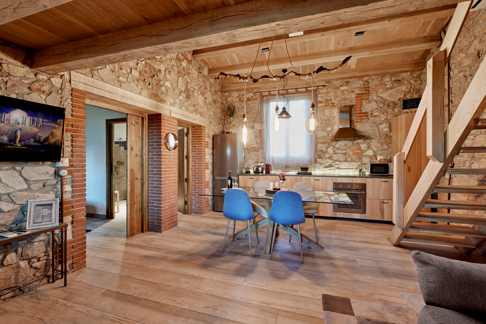 Esempio di una cucina stile rurale con ante lisce, ante in legno chiaro, elettrodomestici in acciaio inossidabile e parquet chiaro