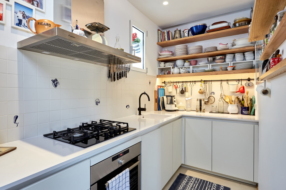 Exemple d'une petite cuisine tendance en L fermée avec un évier intégré, un placard à porte plane, une crédence blanche, un sol beige et un plan de travail blanc.