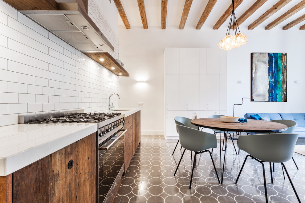 Inspiration för ett mellanstort funkis linjärt kök med öppen planlösning, med en undermonterad diskho, släta luckor, skåp i mellenmörkt trä, bänkskiva i kvarts, vitt stänkskydd, stänkskydd i keramik, rostfria vitvaror och flerfärgat golv