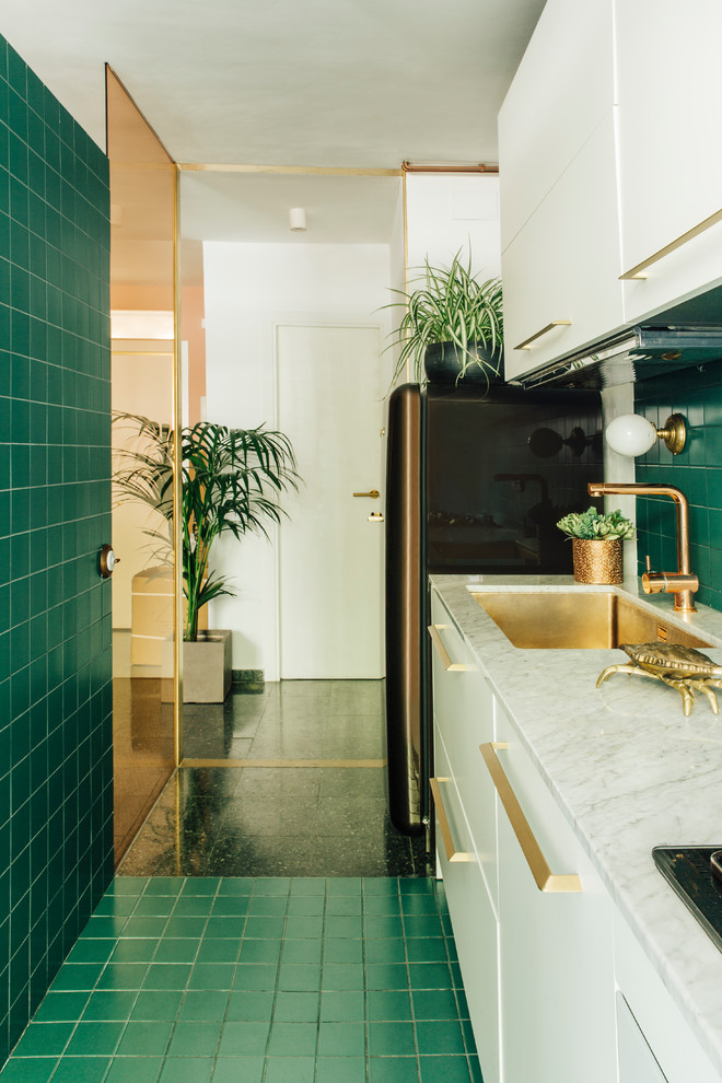 バルセロナにあるコンテンポラリースタイルのおしゃれなI型キッチン (フラットパネル扉のキャビネット、白いキャビネット、クオーツストーンカウンター、緑のキッチンパネル、アイランドなし、緑の床、白いキッチンカウンター、アンダーカウンターシンク、セラミックタイルのキッチンパネル、黒い調理設備) の写真