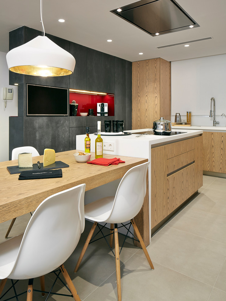 Exempel på ett mellanstort modernt linjärt kök och matrum, med släta luckor, skåp i ljust trä, en köksö, en integrerad diskho, vitt stänkskydd, rostfria vitvaror och klinkergolv i keramik
