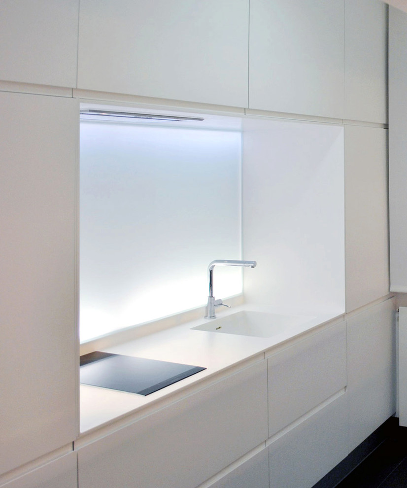 Mittelgroße Moderne Küche mit Waschbecken, flächenbündigen Schrankfronten und weißen Schränken in Madrid