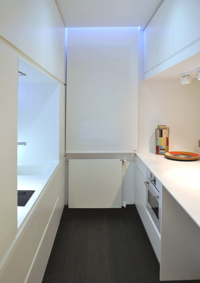 Ejemplo de cocina contemporánea pequeña cerrada sin isla con fregadero de un seno, armarios con paneles lisos y puertas de armario blancas