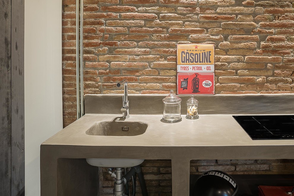 Industrial Küche mit Waschbecken, Betonarbeitsplatte und Mauersteinen in Barcelona