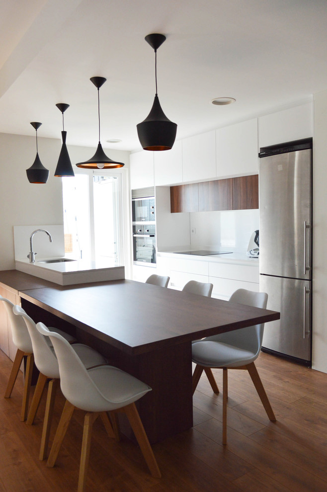 Photo of a contemporary kitchen in Madrid.