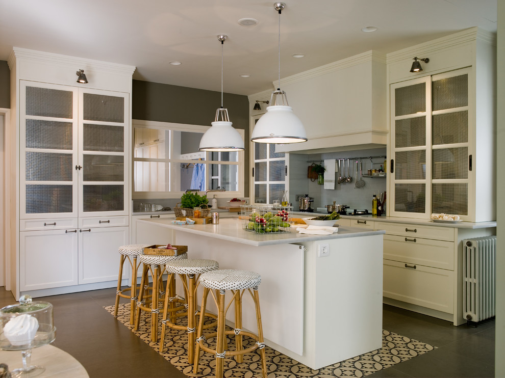 Photo of a medium sized rural l-shaped kitchen/diner in Barcelona with recessed-panel cabinets, white cabinets, grey splashback and an island.