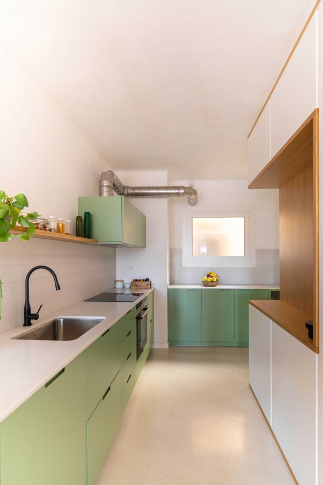 Ejemplo de cocinas en L contemporánea con fregadero bajoencimera, armarios con paneles lisos, puertas de armario verdes, electrodomésticos negros, suelo beige y encimeras blancas