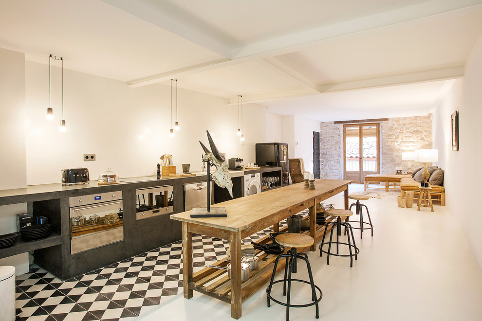 Einzeilige, Große Mediterrane Wohnküche mit offenen Schränken, Kücheninsel, Küchenrückwand in Weiß, Küchengeräten aus Edelstahl und Keramikboden in Barcelona