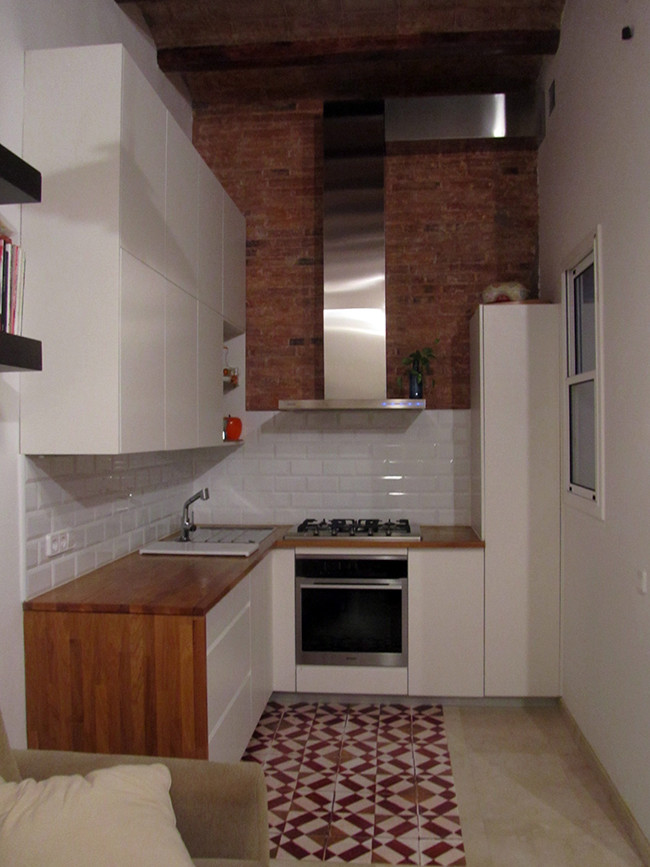Immagine di una piccola cucina eclettica con ante bianche, top in legno, paraspruzzi bianco, paraspruzzi con piastrelle in ceramica, elettrodomestici in acciaio inossidabile e pavimento in marmo