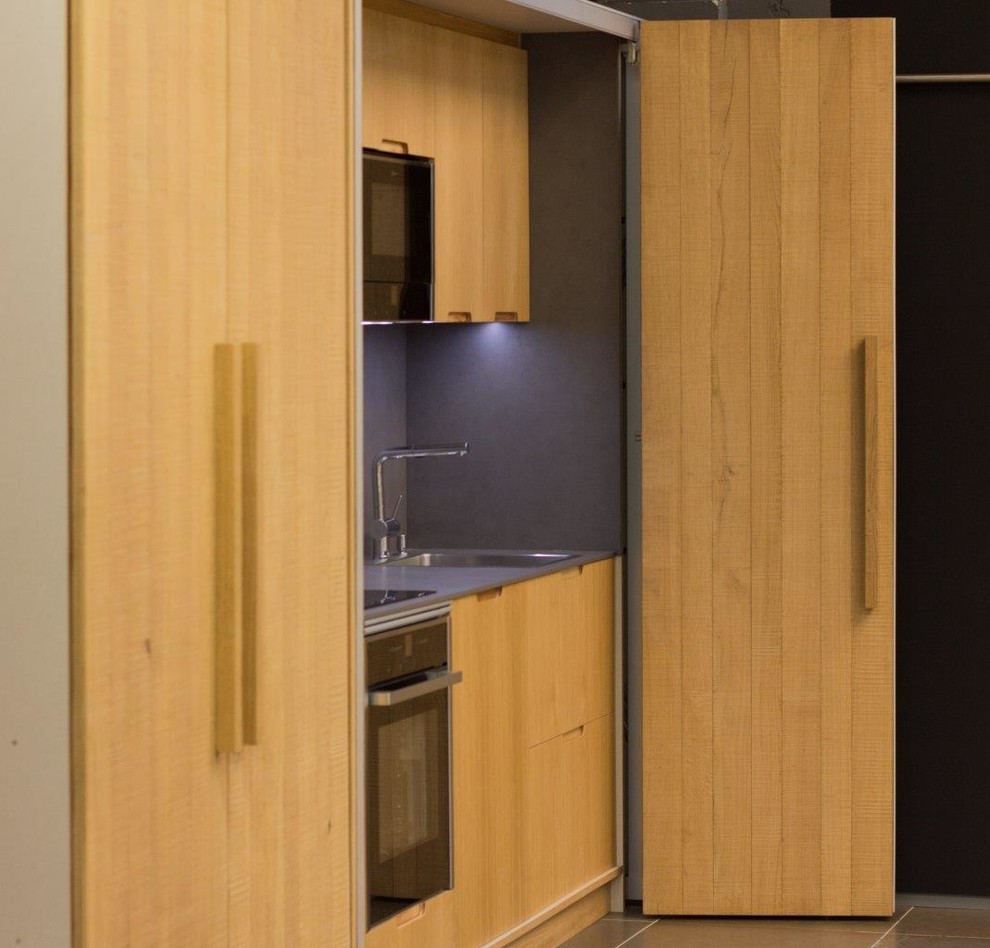 Modelo de cocina lineal con puertas de armario de madera oscura