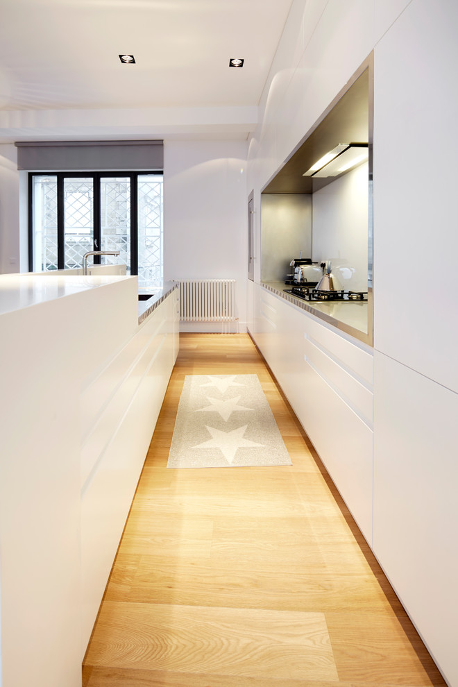 На фото: большая параллельная кухня-гостиная в современном стиле с плоскими фасадами, белыми фасадами и полуостровом