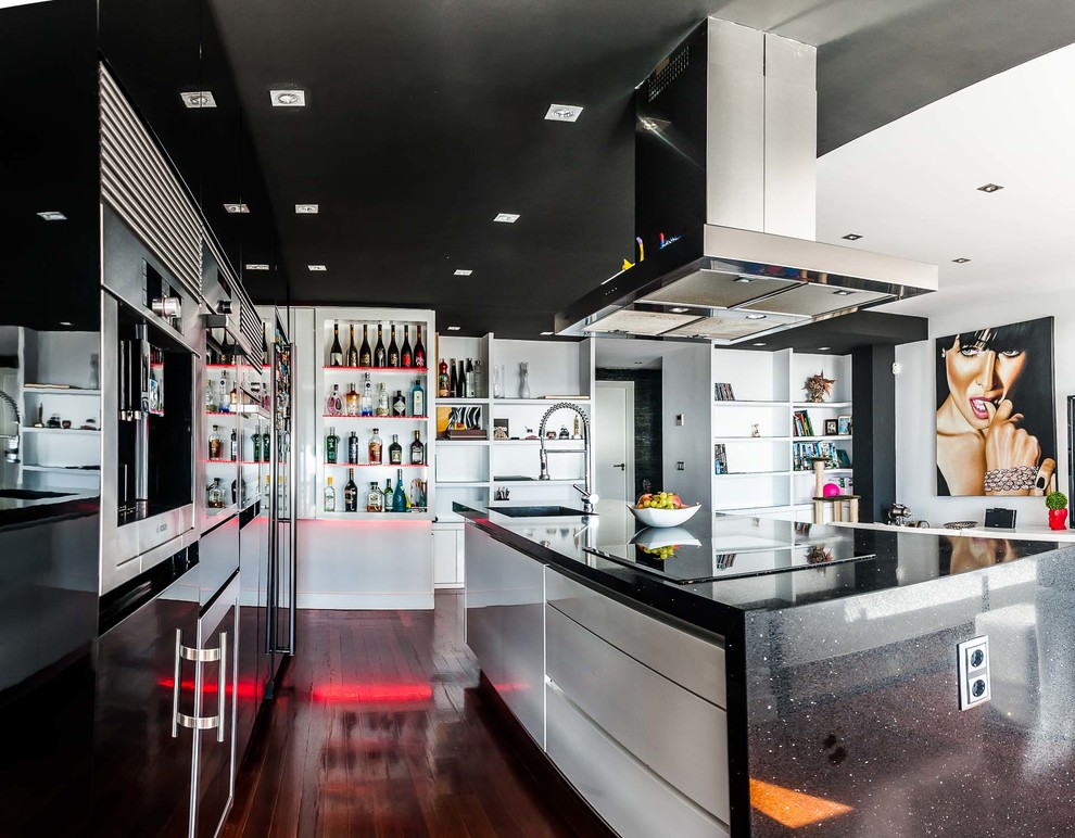 アリカンテにある高級な広いコンテンポラリースタイルのおしゃれなキッチン (一体型シンク、フラットパネル扉のキャビネット、白いキャビネット、大理石カウンター、シルバーの調理設備、濃色無垢フローリング) の写真