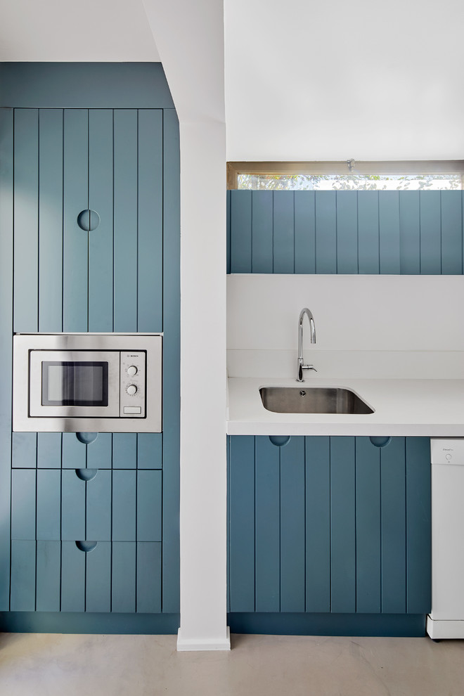 Idéer för att renovera ett medelhavsstil kök, med en undermonterad diskho, luckor med upphöjd panel, blå skåp, vitt stänkskydd och rostfria vitvaror