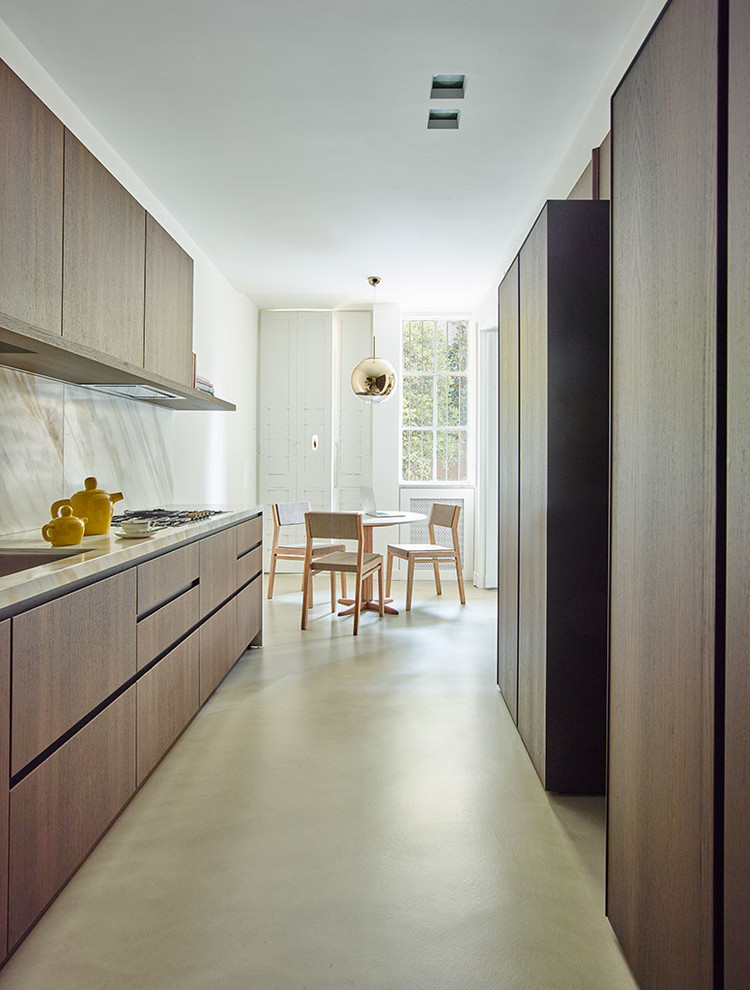 Immagine di una cucina eclettica con ante lisce, ante in legno bruno, top in marmo, paraspruzzi beige e paraspruzzi con piastrelle in pietra