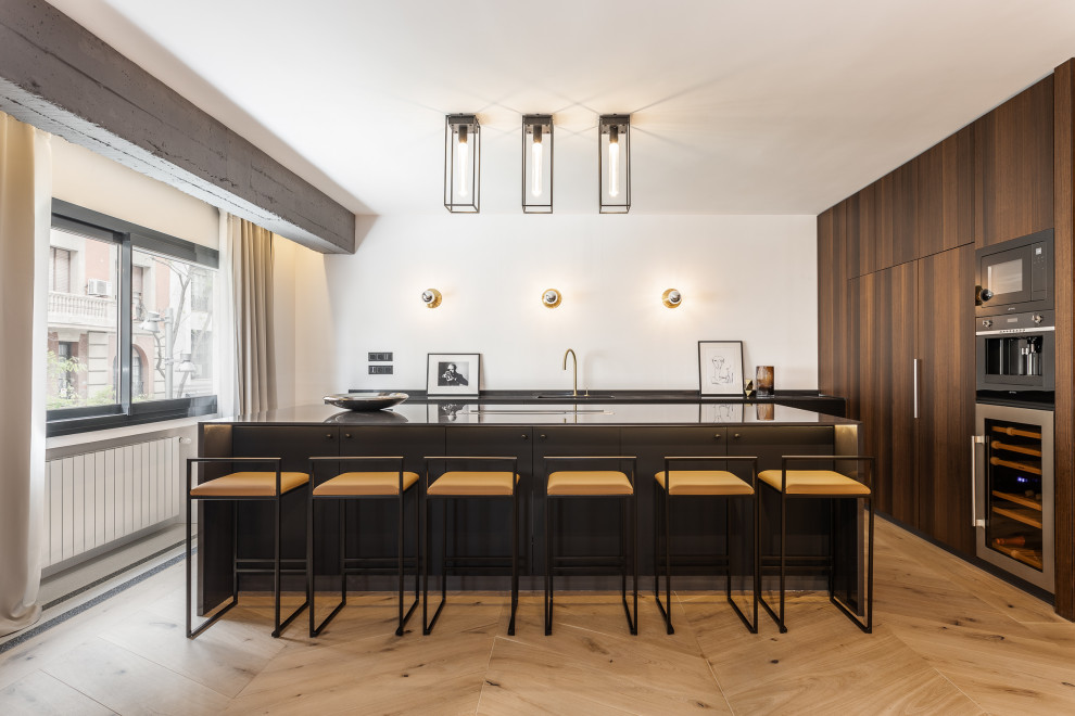 Idee per una cucina scandinava con ante lisce, ante in legno bruno, pavimento in legno massello medio e pavimento marrone
