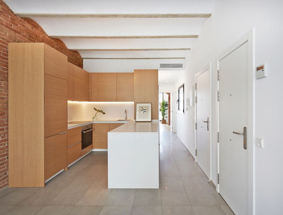 На фото: угловая кухня-гостиная среднего размера в скандинавском стиле с плоскими фасадами, светлыми деревянными фасадами, полом из керамической плитки, полуостровом и техникой под мебельный фасад