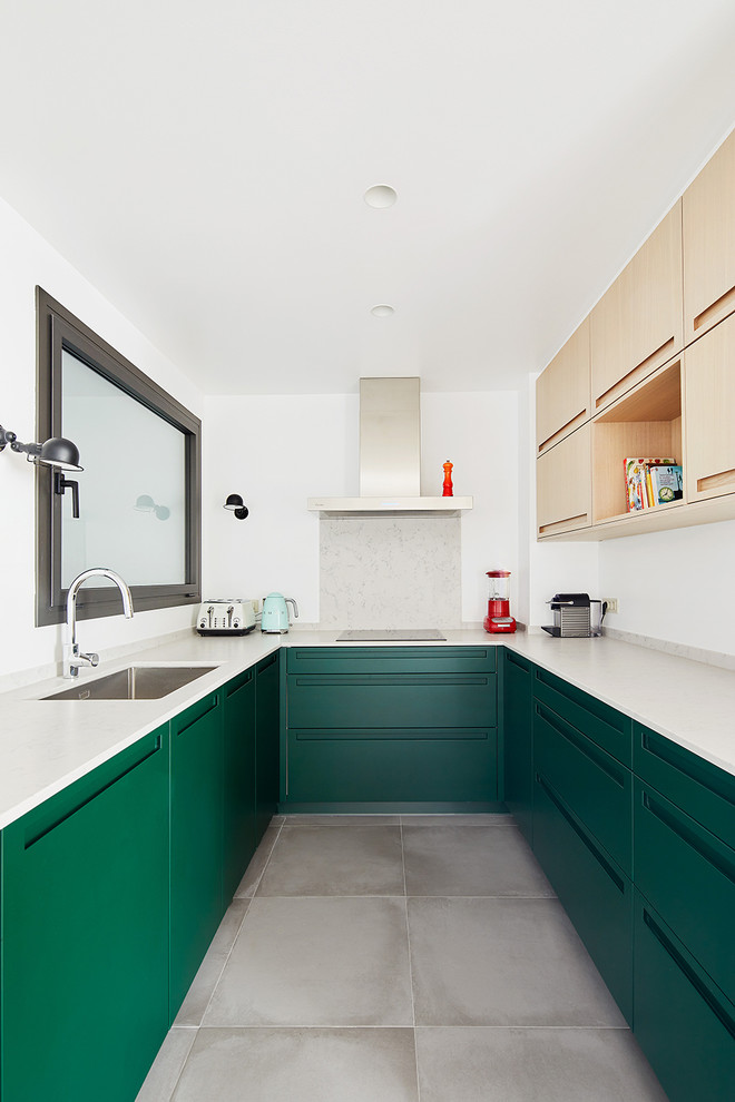 Modelo de cocinas en U actual de tamaño medio cerrado sin isla con armarios con paneles lisos, puertas de armario verdes y salpicadero blanco