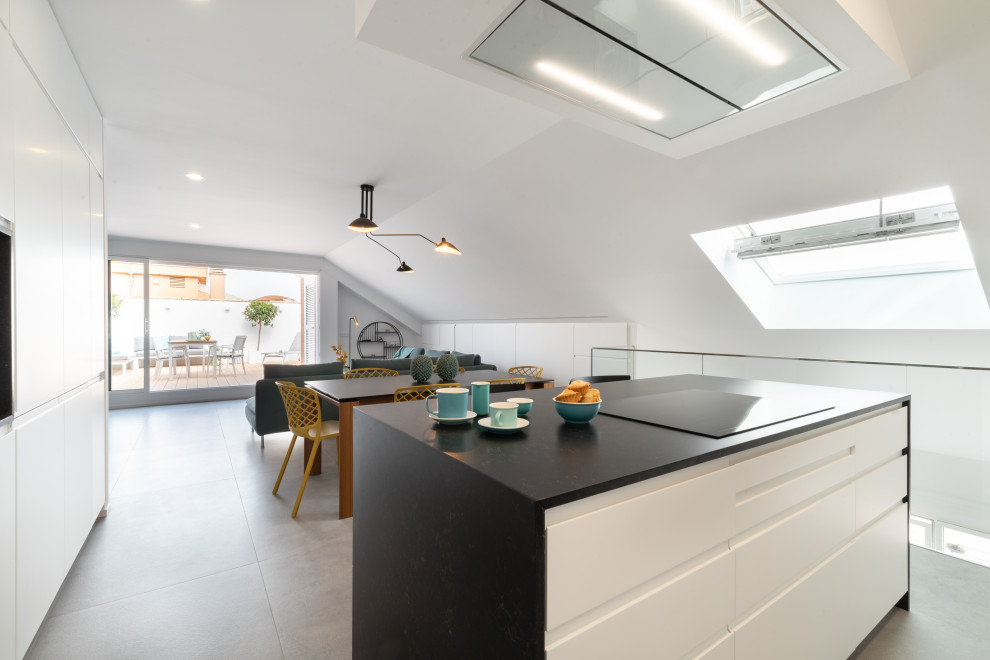 Idee per una grande cucina moderna con ante lisce, ante bianche, top in quarzo composito, pavimento in gres porcellanato, pavimento grigio e top nero