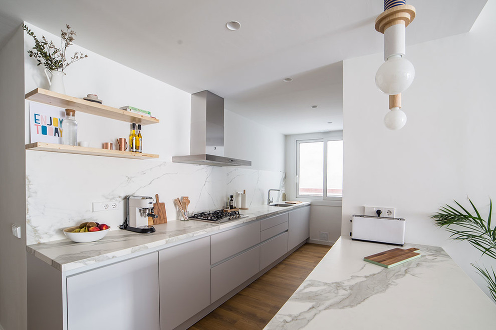 Idéer för att renovera ett skandinaviskt vit linjärt vitt kök, med en enkel diskho, släta luckor, grå skåp, marmorbänkskiva, vitt stänkskydd, stänkskydd i marmor, mellanmörkt trägolv och en halv köksö
