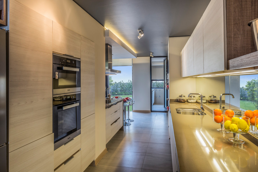 Example of a trendy kitchen design in Madrid