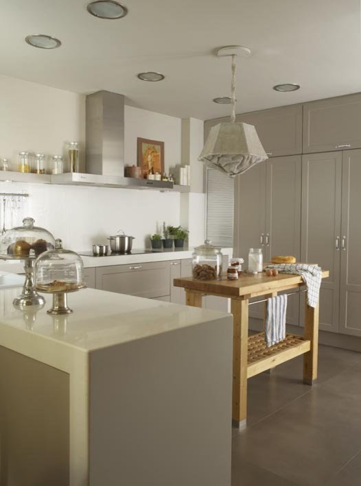 Стильный дизайн: угловая кухня-гостиная среднего размера в классическом стиле с фасадами с утопленной филенкой, бежевыми фасадами и полуостровом - последний тренд