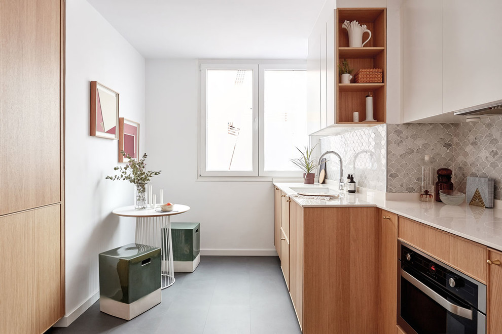 Inspiration för mellanstora minimalistiska linjära vitt kök och matrum, med släta luckor, grått stänkskydd, stänkskydd i marmor, vinylgolv, grått golv, en enkel diskho och skåp i ljust trä