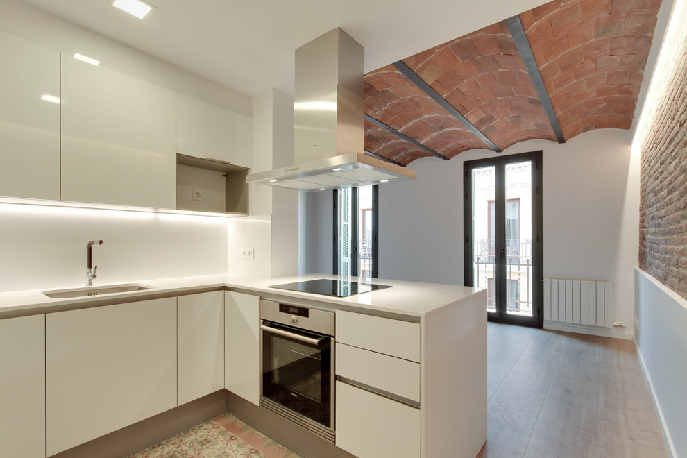 Mittelgroße Klassische Wohnküche in U-Form mit Elektrogeräten mit Frontblende und Keramikboden in Barcelona
