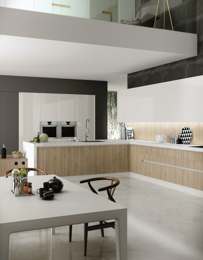 Imagen de cocina comedor moderna grande con fregadero de un seno, armarios con paneles lisos, puertas de armario de madera oscura y electrodomésticos de acero inoxidable