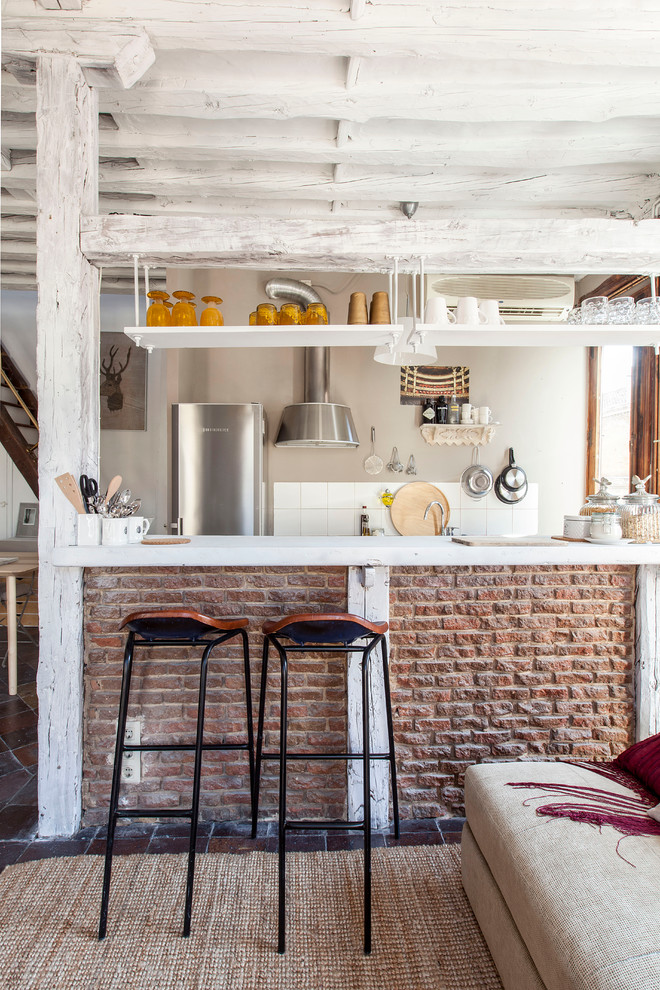 Bild på ett mellanstort rustikt kök, med vitt stänkskydd och en halv köksö