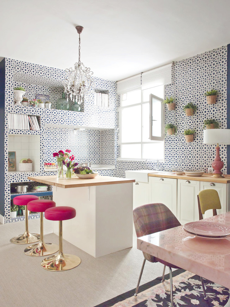 Mittelgroße Stilmix Wohnküche in L-Form mit flächenbündigen Schrankfronten, weißen Schränken, Arbeitsplatte aus Holz und Kücheninsel in Madrid