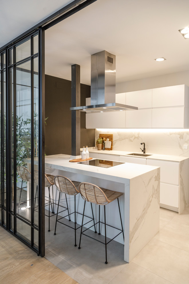 Foto di una cucina design chiusa con lavello sottopiano, ante lisce, pavimento beige e top bianco
