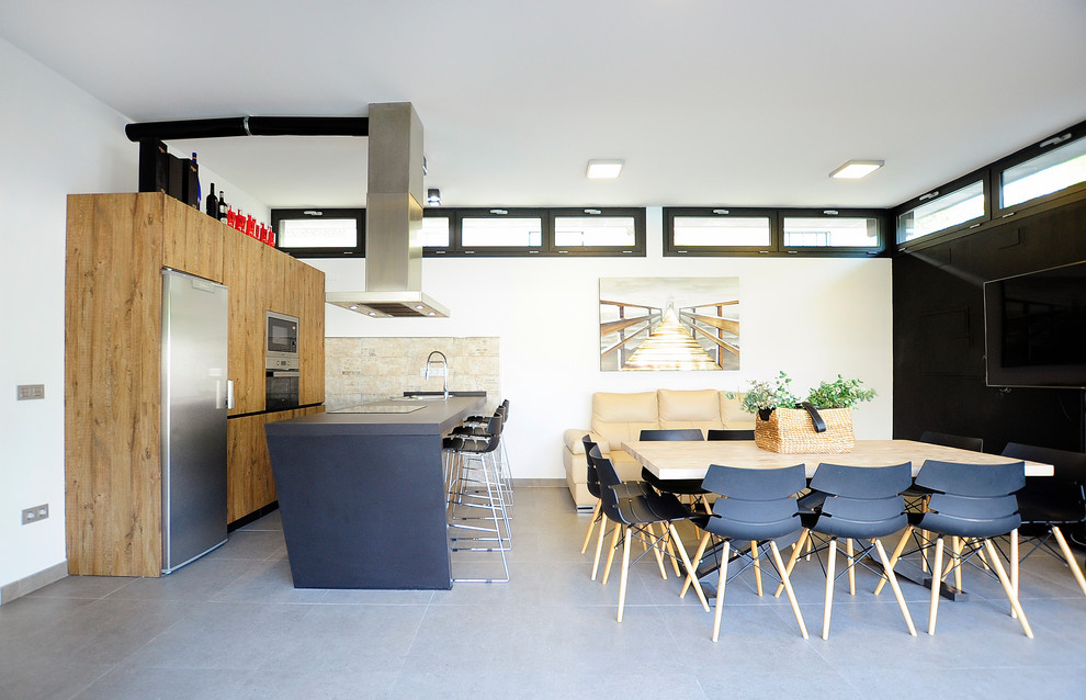 Esempio di una cucina minimal con ante lisce, ante blu, elettrodomestici in acciaio inossidabile, pavimento in cemento, pavimento grigio e top blu