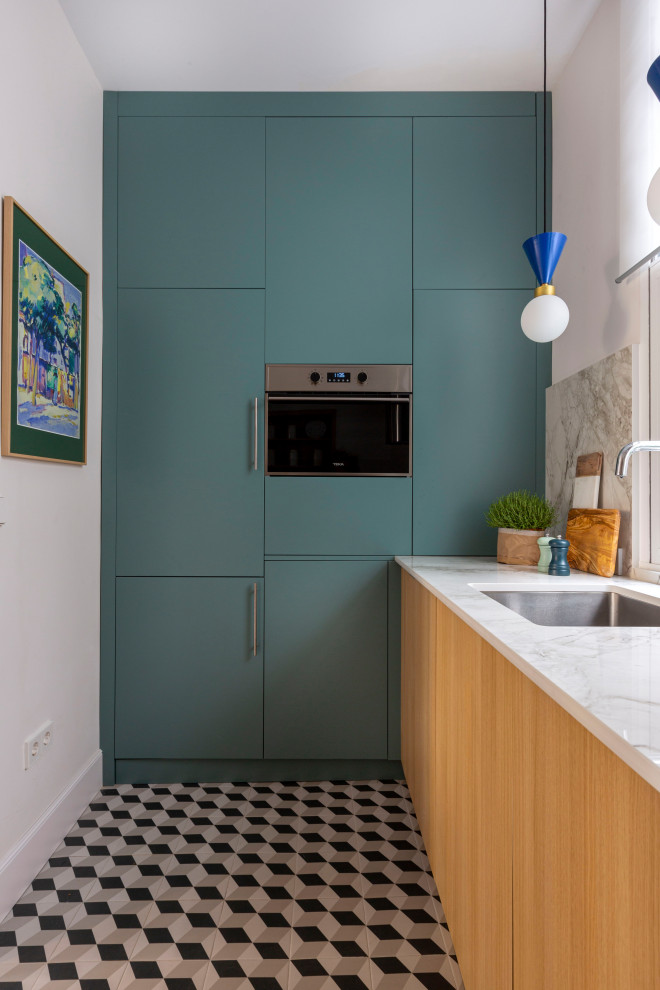 Idéer för att renovera ett avskilt flerfärgad flerfärgat l-kök, med en undermonterad diskho, släta luckor, skåp i mellenmörkt trä, marmorbänkskiva, flerfärgad stänkskydd, stänkskydd i marmor, integrerade vitvaror och flerfärgat golv
