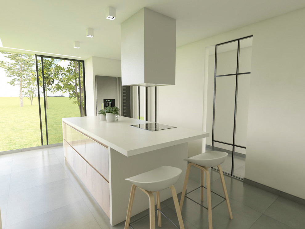 Exempel på ett mellanstort modernt kök med öppen planlösning, med en nedsänkt diskho, luckor med infälld panel, grå skåp, kaklad bänkskiva, integrerade vitvaror, cementgolv, en köksö och grått golv